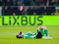 Isco, lesionado, en el césped de La Cartuja.