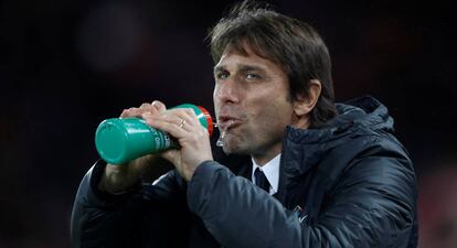 Antonio Conte bebe en Anfield.