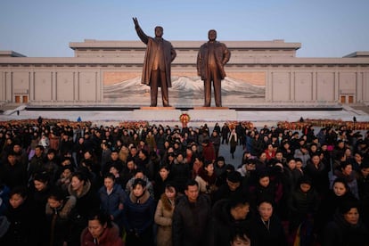 Una imagen del Monte Baekdu se muestra detrás de las estatuas de los difuntos líderes norcoreanos Kim Il Sung y Kim Jong Il, mientras la gente presenta sus respetos en la colina Mansu en Pyongyang (Corea del Norte). El Monte Baekdu ha sido considerado durante mucho tiempo el lugar de nacimiento espiritual de la nación norcoreana y es un lugar de peregrinación para miles de norcoreanos cada año, que son entrenados desde su nacimiento para venerar a sus líderes.