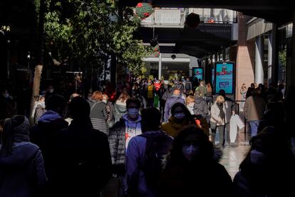 Multitud de personas en el centro comercial de La Maquinista de Barcelona este lunes.