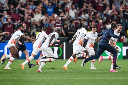 Los jugadores del West Ham celebran la victoria en la final de la Conference League ante la Fiorentina, en Praga este miércoles.