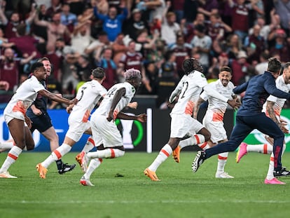 Los jugadores del West Ham celebran la victoria en la final de la Conference League ante la Fiorentina, en Praga este miércoles.