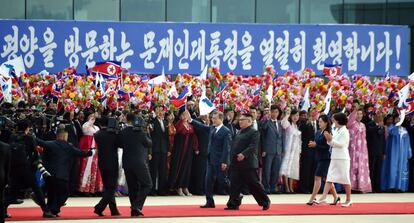 El presidente surcoreano Moon Jae-in (c-i) y el líder norcoreano Kim Jong-un (c-d) participan en una ceremonia de bienvenida hoy, martes 18 de septiembre de 2018, en el Aeropuerto Internacional Sunan en Pyongyang.