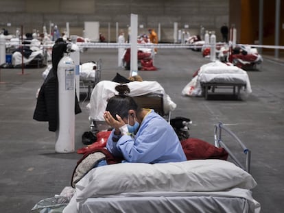 Una mujer en el hospital instalado en el pabellón 5 de Ifema de Madrid a finales del mes de marzo.