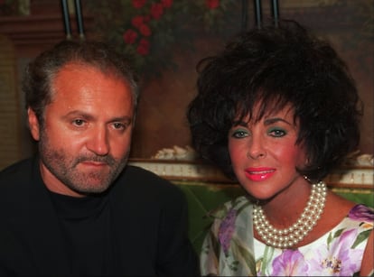 <p>Gianni Versace fue uno de los diseñadores que entendió a la perfección la importancia de tener el apoyo de las estrellas de Hollywood y de la industria del entretenimiento, tanto en las alfombras rojas como con su presencia en las primeras filas de sus desfiles. Entre sus amigos se contaba desde la actriz Liz Hurley, a la princesa Diana o a cantantes como Elton John. </p> <br> <p> <p>En la imagen, el modisto junto a la actriz Eslizabeth Taylor, en la inauguración de una de las tiendas de la firma en París, en junio de 1991. </p> <br> <p>