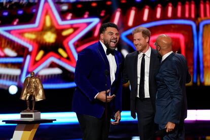 El príncipe Enrique, en el centro, habla con Cameron Heyward, jugador de los Pittsburgh Steelers, a la izquierda, mientras Keegan-Michael Key observa durante la entrega de premios de la NFL, el 8 de febrero de 2024 en Las Vegas.