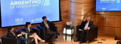 El presidente argentino, Mauricio Macri (derecha), en un foro con 'startups' en Buenos Aires.
