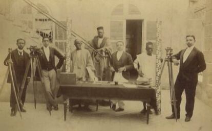 Las primeras cámaras de cine llegaron a Saint Louis a principios de siglo XX traídas por los colonos franceses, que en esta imagen compartían con los notables locales.