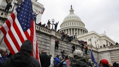 Fieles de Trump trepan por los muros del Capitolio.