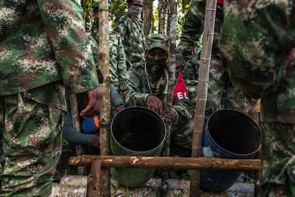 Guerrilleros del Ejército de Liberación Nacional (ELN) en un pueblo remoto en el Chocó, en 2017.