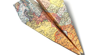 Un mapa doblado como un avión de papel.