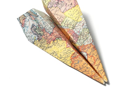 Un mapa doblado como un avión de papel.