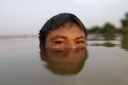 Un indígena guaraní se baña en el río Tocantins antes de los primeros Juegos Mundiales de los Pueblos Indígenas en Palmas (Brasil)