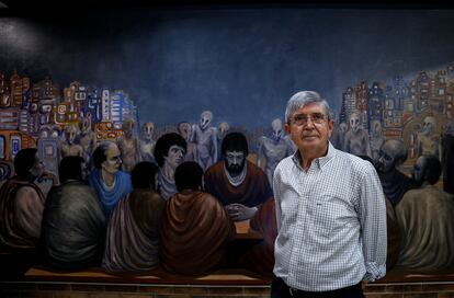 El artista Teófilo Barba, frente al mural de la parroquia de Nuestra Señora de Fátima de Getafe, Madrid, el 19 de octubre de 2022.