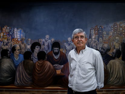 El artista Teófilo Barba, frente al mural de la parroquia de Nuestra Señora de Fátima de Getafe, Madrid, el 19 de octubre de 2022.