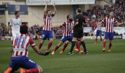 Los jugadores del Atlético reclaman penalti sobre Diego Costa