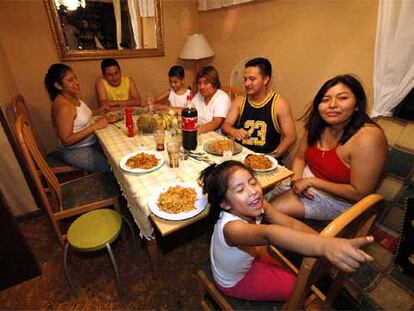 La familia de Mercedes Tapia (Milene, Tanja, Carlos, Dolores, Dylan, Andrés y Paola) reunida a la hora de cenar.