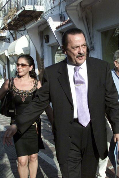 Pantoja y Muñoz entrando en el Ayuntamiento de Marbella en 2003.