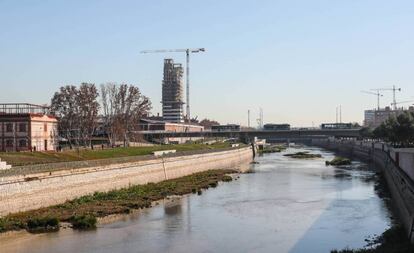 Construcción de una torre residencial junto al río Manzanares, en Madrid.