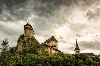 Uno de los castillos más sugerentes de Europa es el de Orava, en el norte de Eslovaquia, donde el expresionista alemán Murnau rodó muchas de las escenas de su 'Nosferatu', la primera película sobre el Drácula de Bram Stoker. La fortaleza, construida entre los siglos XIII y XVII, se alza sobre un promontorio rocoso rodeado de bosques. Uno de los cuadros de su museo muestra al conde Gyorgy Thurzo (1567–1616), señor del castillo, dentro de su ataúd y con las manos atadas. Thurzo era hijo de la infame Elizabeth Báthory (1560-1614), bautizada por la leyenda como la Condesa Sangrienta porque asesinó a unas 600 muchachas para bañarse en su sangre y mantenerse hermosa.