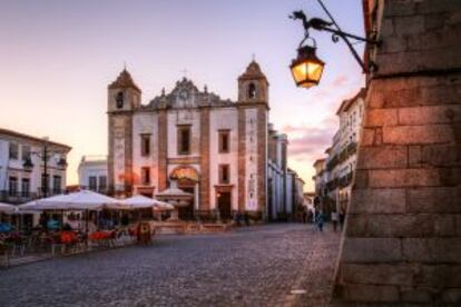 Plaza mayor de Évora, capital del Alentejo portugués. Plaza mayor de Évora.