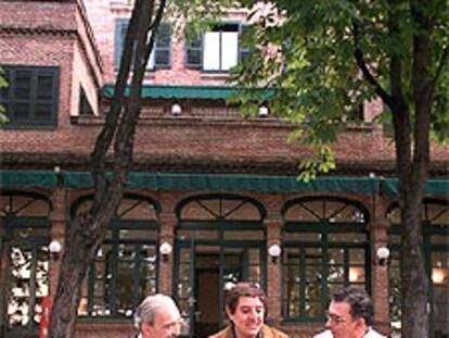De izquierda a derecha, Juan Gelman, Luis García Montero y Darío Jaramillo, ayer en la Residencia de Estudiantes en Madrid.
