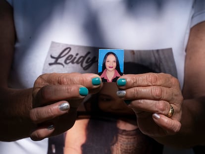 La madre de Leidy Martínez sostiene su fotografía, este jueves en Medellín (Colombia).