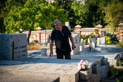 Javier Jara, en el cementerio civil. 