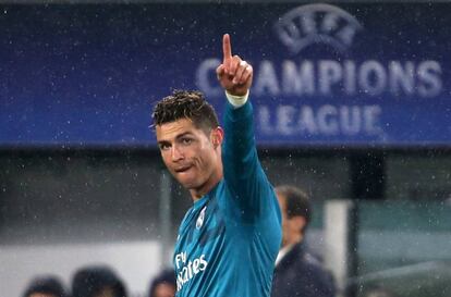 El jugador del Real Madrid Cristiano Ronaldo celebra su segundo gol del partido.
