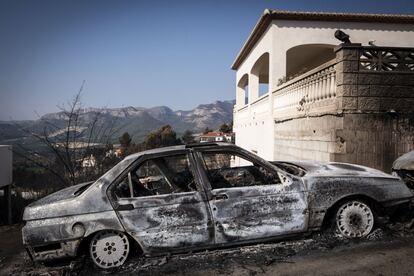 Un coche calcinado tras el incendio urbano forestal de Llutxent, en Gandía.