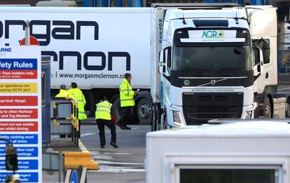 Funcionarios de aduanas inspeccionan camiones en el puerto de Larne, en la costa de Irlanda del Norte, el viernes.