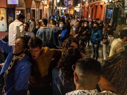 Ambiente en la calle Espoz y Mina de Madrid, pasada la hora del toque de queda, el pasado 26 de marzo.