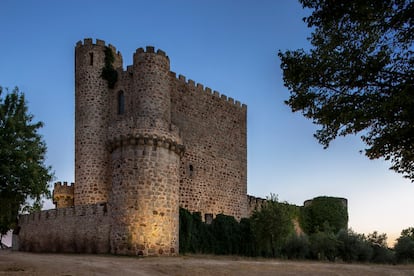 El Castillo de Coracera, construido en el siglo XV, representa un buen ejemplo de la arquitectura militar de la Edad Media.