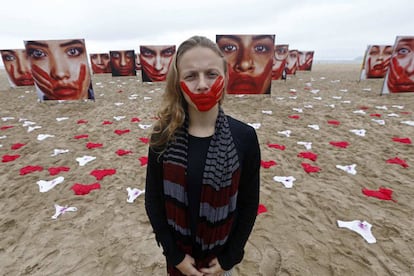 Uma voluntária da ONG Rio de Paz posa na praia da Copacabana, no Rio de Janeiro, em um protesto contra a violência sexual em novembro de 2016.