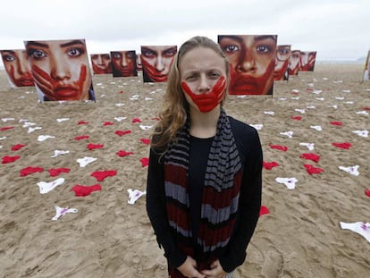 Uma voluntária da ONG Rio de Paz posa na praia da Copacabana, no Rio de Janeiro, em um protesto contra a violência sexual em novembro de 2016.