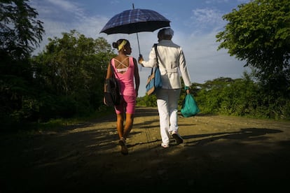 Los vecinos de Birán recuerdan a Raúl Castro visitando la tumba de sus padres hace seis meses. En la imagen, dos mujeres caminan por los alrededores de la casa de los Castro en Birán (Cuba).