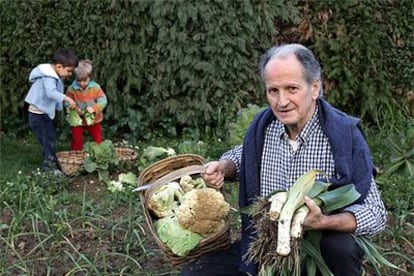 Juan María Atutxa, en la huerta de su casa, junto a Lemona.