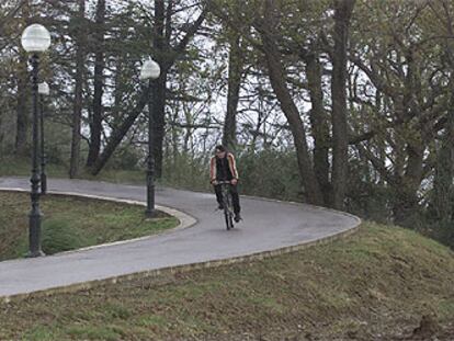 Un joven montaba ayer en bicicleta por el parque donostiarra de Puio, que no pudo inaugurarse oficialmente debido al mal tiempo.
