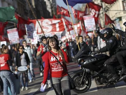 Sindicatos de oposição iniciaram uma greve de 36 horas na quarta.