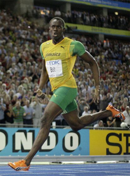 Usain Bolt se gira para mirar el cronómetro tras curzar la meta en la final de 200 metros.