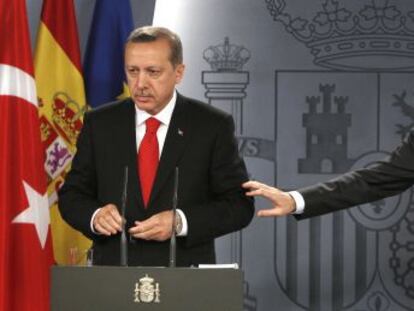 El primer ministro turco, Recep Tayyip Erdogan (i), junto al presidente del Gobierno, Mariano Rajoy (d), en la rueda de prensa.