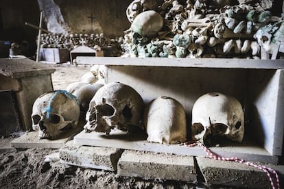 Nápoles está lleno de rincones curiosos, alejados de convencionalismos viajeros. Por ejemplo, el macabro Cimitero delle Fontanelle (en la foto), donde se rinde culto a las calaveras y se conservan, aproximadamente, ocho millones de huesos humanos. A finales del siglo XIX se convirtió en un lugar para la veneración a los muertos -el llamado culto delle anime pezzentelle (culto a las almas indigentes)-, cuando los napolitanos empezaron a adoptar calaveras y a rezar por sus almas. Esta práctica fetichista fue prohibida en 1969, aunque el cementerio sigue siendo una muestra importante de la unión entre lo sagrado y lo profano en la espiritualidad napolitana.