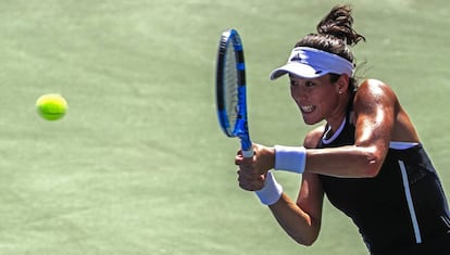 Garbiñe Muguruza devuelve la bola a Svetlana Kuznetsova en su partido de cuartos de final en Cincinnati 2017.