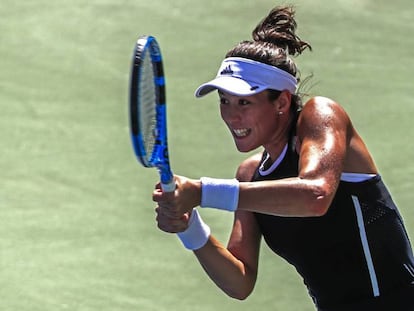 Garbiñe Muguruza devuelve la bola a Svetlana Kuznetsova en su partido de cuartos de final en Cincinnati 2017.