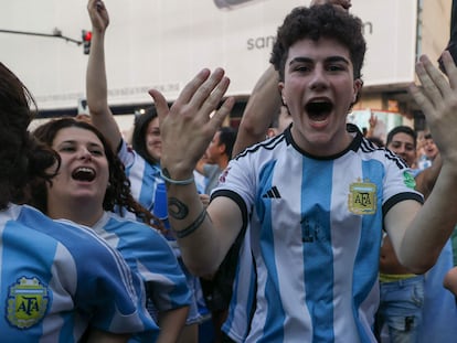 Fans of Argentina celebrate winning the Qatar 2022 World Cup against France at 9 de Julio avenue in Buenos Aires, on December 18, 2022. (Photo by Nicolas GARCIA / AFP)