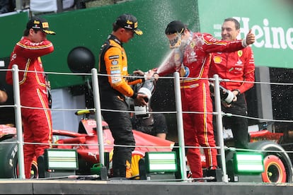 El español Carlos Sainz, de Ferrari, celebra con Lando Norris y Charles LeClerc su triunfo en el Gran Premio de México.