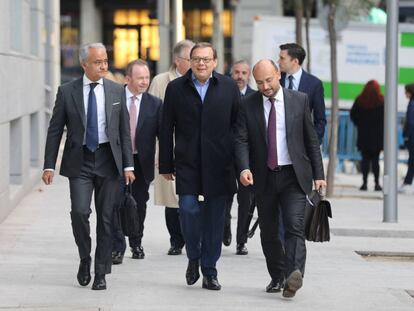 El magnate ruso Mikhaíl Fridman (centro), a su llegada a la  Audiencia Nacional, para declarar sobre el caso Zed. Marta Fernández Jara / Europa Press