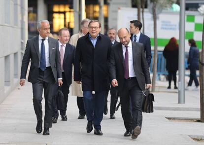 El magnate ruso Mikhaíl Fridman (centro), a su llegada a la Audiencia Nacional, para declarar sobre el caso Zed. Marta Fernández Jara / Europa Press