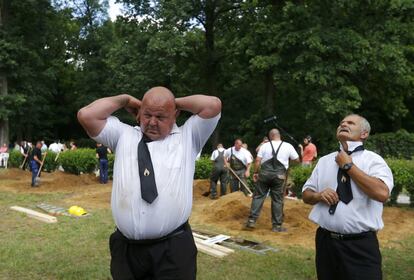 Enterradores se visten después de participar en el primer campeonato de excavaciones de tumbas, celebrado en la ciudad húngara de Debrecen.