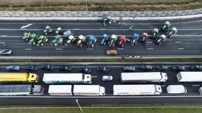 Camiones y tractores bloqueando la autopista E40 durante una protesta de agricultores, en Aalter (Bélgica), este miércoles.